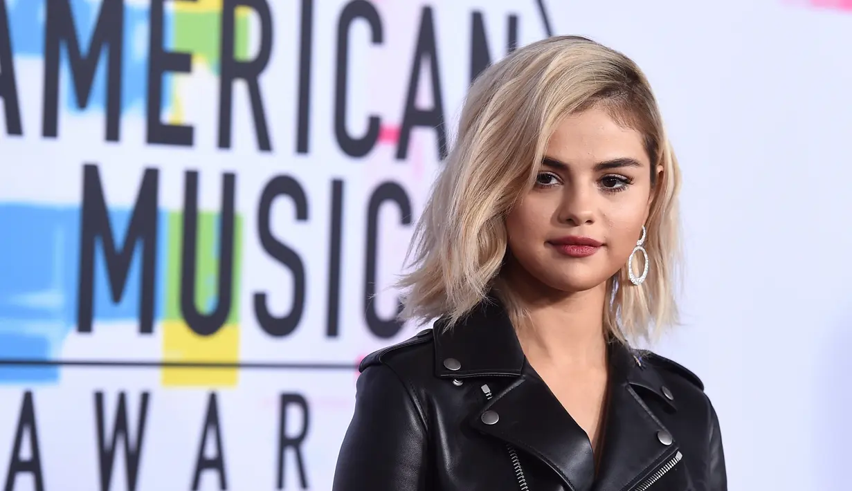 Penyanyi Selena Gomez menghadiri American Music Awards 2017 di Microsoft Theatre, Los Angeles, Minggu (19/11). Penampilan pelantun Wolves ini mengalihkan perhatian publik dari kisah asmaranya dengan Justin Bieber. (Jordan Strauss/Invision/AP)