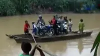 Sekali menyeberang, rakit ini hanya bisa mengangkut maksimal 4 sepeda motor. 