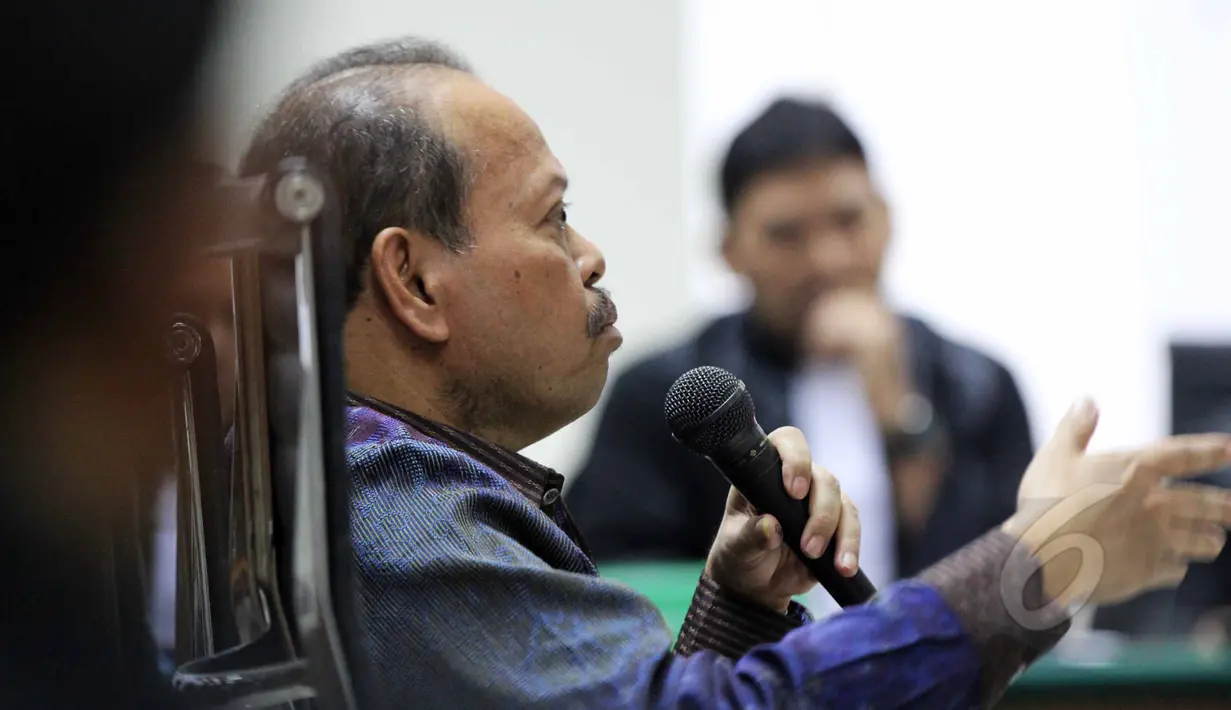 Sutan Bhatoegana memberikan penjelasan saat menjalani sidang kasus korupsi di Kementerian ESDM, Pengadilan Tipikor, Jakarta, Senin (27/4/2015).  Sidang sempat memanas lantaran teriakan Sutan dan Hakim Artha saat persidangan. (Liputan6.com/Helmi Afandi)