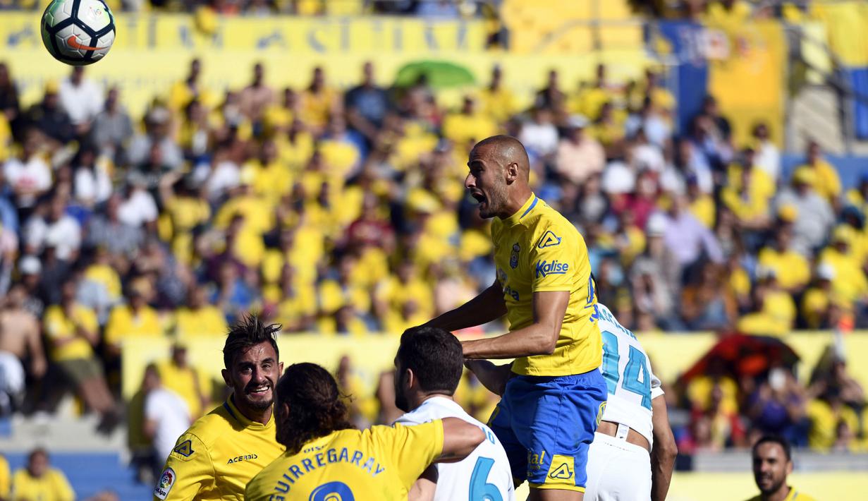 Pemain Las Palmas, Alejandro Galvez (atas) menghalau bola dari kejaran para pemain Real Madrid pada lanjutan La Liga Santander di Gran Canaria stadium, Canary island, (31/3/2018). Madrid menang 3-0. (AP/Lucas de Leon)