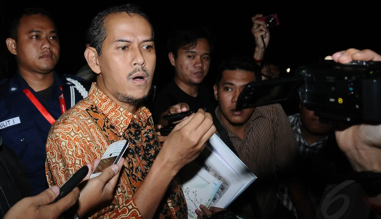 Sebelumnya, KPK menyita ponsel Mantan Guru Besar Universitas Gadjah Mada Yogyakarta itu saat penggeledahan di kantor Kementerian Agama, Jakarta, pada 22 Mei lalu, Jumat (30/5/14). (Liputan6.com/Helmi Fithriansyah)