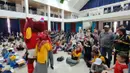Maskot Piala Dunia U-17, Bacuya berfoto bersama saat menyambangi lomba menggambar saat Karnaval SCTV yang digelar di Menara Pandang Teratai Purwokerto, Jawa Tengah pada Sabtu (23/09/2023). Lomba mewarnai tersebut diikuti 300 anak SD. (Dok. SCTV)