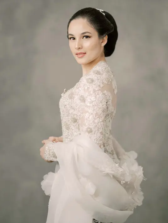 Dengan wajah blasteran, Chelsea Islan tampil dibalut kebaya payet serba putih. Lengkap dengan selendang organzanya. Credit: Instagram  (@chelseaislan)