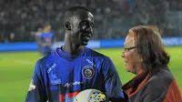 Cetak hattrick untuk Arema FC, Makan Konate menyimpan bola pertandingan Arema versus Badak Lampung FC. (Bola.com/Iwan Setiawan)