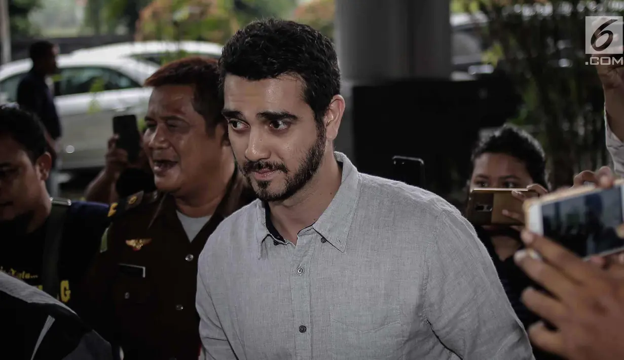 Aktor Fachri Albar tiba di Kejaksaan Negeri Jakarta Selatan, Kamis (19/4). Berkas kasus dugaan penyalahgunaan narkotika yang menjerat aktor Fachri Albar telah dinyatakan lengkap oleh kepolisian. (Liputan6.com/Faizal Fanani)