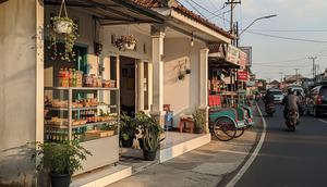Model Rumah Desa Pinggir Jalan dengan Toko Kecil. (Foto: AI)