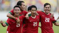 Para pemain Indonesia merayakan gol yang dicetak oleh Septian David Maulana ke gawang Myanmar pada Laga Sea Games 2017 di Stadion MPS, Selangor, Selasa (29/8/2017). Indonesia menang 3-1 atas Myanmar. (Bola.com/Vitalis Yogi Trisna)