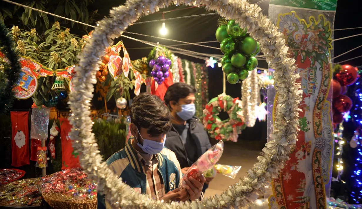 Orang-orang berbelanja untuk persiapan Natal di Peshawar, Pakistan barat laut (14/12/2020). Menyambut Natal, warga Pakistan mendekorasi rumah atau tempat ibadah agar lebih indah. (Xinhua/Umar Qayyum)