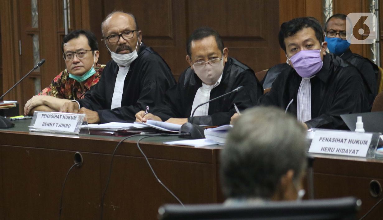 Terdakwa kasus dugaan korupsi di PT Asuransi Jiwasraya dari kalangan pengusaha, Benny Tjokrosaputro (kiri) saat menjalani sidang lanjutan di Pengadilan Tipikor Jakarta, Senin (6/7/2020). Sidang mendengar keterangan saksi. (Liputan6.com/Helmi Fithriansyah)