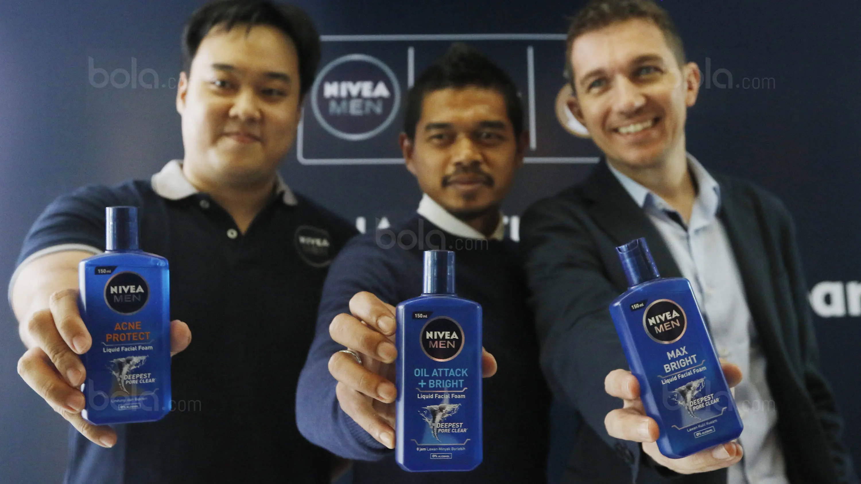Bambang Pamungkas bersama Tomasz Schwarz dan Michael Suwito saat acara peluncuran produk Nivea Men di Jakarta, Selasa, (5/9/2017). Nivea mengeluarkan produk baru berupa sabun muka cair untuk pria. (Bola.com/M Iqbal Ichsan)