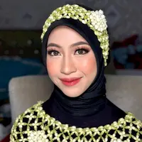 Putri sulung mendiang Ustad Jefri Al Buchori atau Uje dan Umi Pipik tampil dalam balutan roncean melati saat siraman. [@rasya_shakira/@vivithalib]