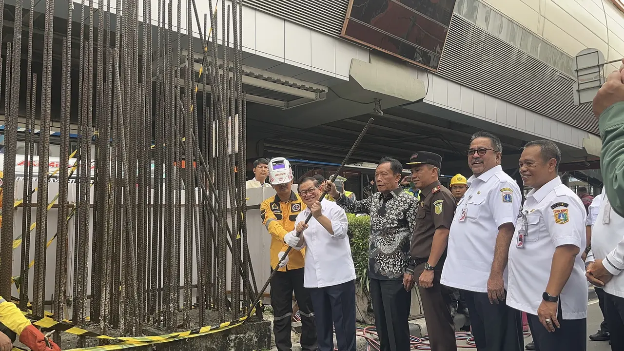 Gubernur Jakarta Pramono Anung bersama Sutiyoso atau bang Yos memulai proses pembongkaran tiang mangkrak Monorel Jakarta di Jalan Rasuna Said, Jakarta. (Liputan6.com/Winda Nelfira).