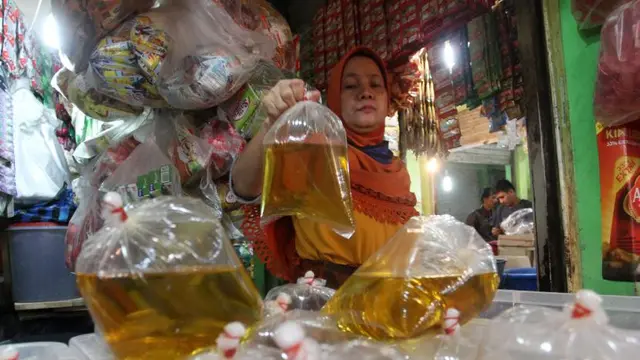 Pedagang minyak goreng di pasar tradisional (Arfandi/Liputan6.com)