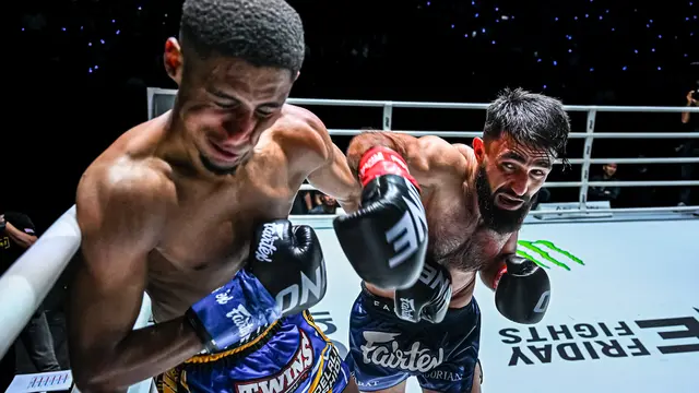 Marat Grigorian (kanan) mendaratkan pukulan ke arah Abdelali Zahidi