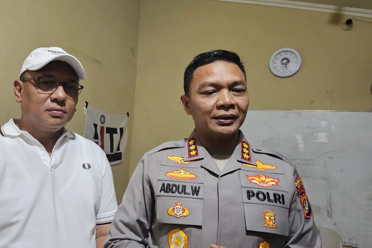 Kapolres Metro Depok, Kombes Abdul Waras bersama Anggota DPRD Provinsi Jawa Barat, Pradi Supriatna saat menyambangi Sekret IJTI Korda Depok. (Liputan6.com/Dicky Agung Prihanto)