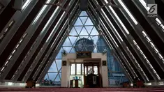 Suasana interior Masjid Jami'e Darussalam di Jalan Kebon Melati, Tanah Abang, Jakarta Pusat, Rabu (31/5). Proyek pembangunan Masjid Jamie Darussalam ini dimulai pada 2012 dan baru diresmikan pada tahun 2015 lalu. (Liputan6.com/Gempur M Surya)