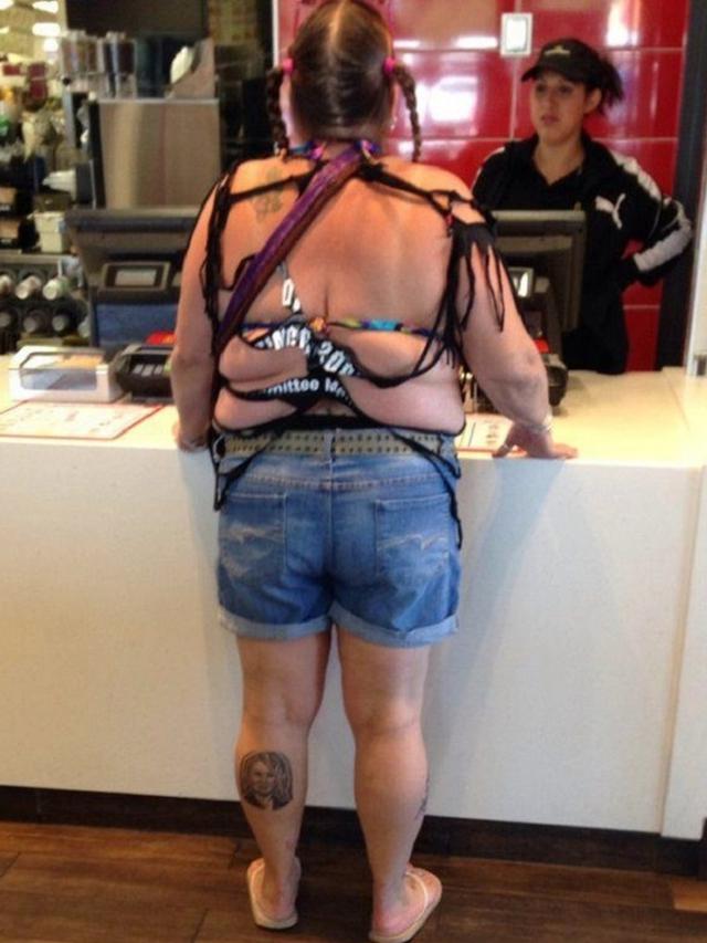 6 Gaya Fashion Nyentrik di Tempat Umum Ini Bikin Kamu Geleng Kepala