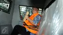 Pengusaha Yogan Askan berada dalam mobil tahanan usai menjalani pemeriksaan perdana di gedung KPK, Jakarta, Jumat (15/7). Nilai suap terjadi dalam proyek senilai Rp 300 miliar untuk pembangunan 12 ruas jalan. (Liputan6.com/Helmi Afandi)