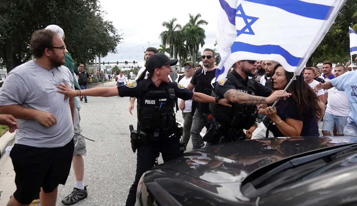 Polisi Fort Lauderdale memisahkan anggota protes pro-Israel dan pro-Palestina di Fort Lauderdale, Florida, Amerika Serikat, Minggu (8/10/2023). (Joe Cavaretta/South Florida Sun-Sentinel via AP)
