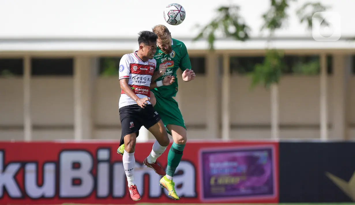 Gelandang Madura United, Moch. Kevy (kiri) berduel udara dengan gelandang PSS Sleman, Mario Maslac saat laga pekan keempat BRI Liga 1 2021/2022 di Stadion Madya, Jakarta, Sabtu (25/09/2021). Madura United memetik hasil positif perdana dengan membungkam PSS Sleman 1-0. (Bola.com/Bagaskara Lazuardi)