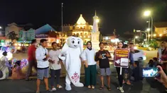 Maskot Piala Dunia 2022, La'eeb, akhirnya menginjakkan kakinya di Yogyakarta, Jumat (11/11/2022). Salah satu tempat ikonik di kota Gudeng yang disinggahi La'eeb yakni Tugu Yogyakarta. (Dok. SCM)