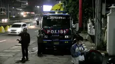 Petugas derek mobil yang membawa ketua DPR, Setnov mengalami kecelakaan tunggal di Kebayoran Lama, diperiksa.