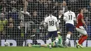 Pemain Tottenham Hotspur Erik Lamela (tengah) mencetak gol ke gawang Middlesbrough FC pada pertandingan Piala FA di Tottenham Hotspur Stadium, London, Selasa (14/1/2020). Tottenham menang 2-1 dan lolos ke babak 32 besar.(AP Photo/Matt Dunham)