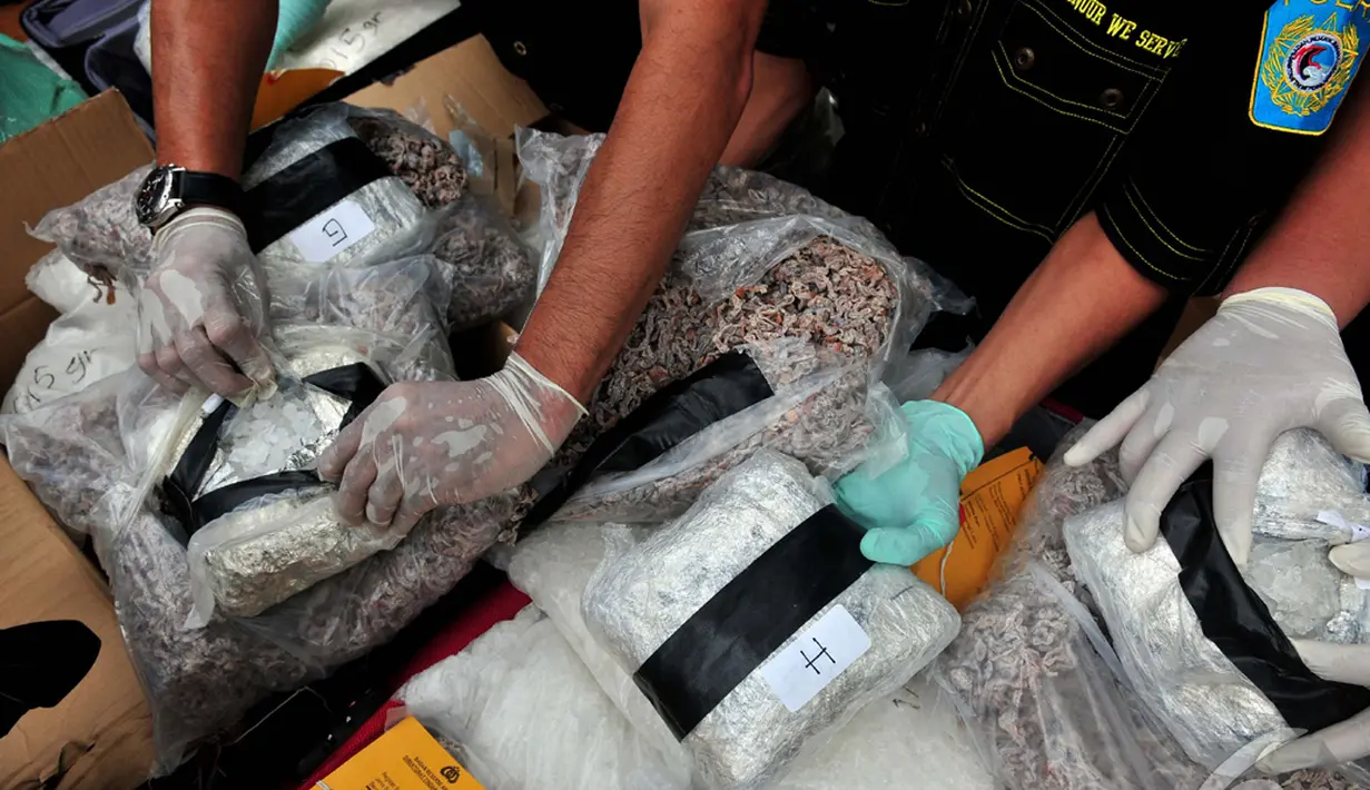 Modus yang dilakukan tersangka yakni menyimpan dan memasukkan sabu ke dalam makanan manisan jeruk yang berasal dari Hong Kong, kemudian dikirim melalui jalur laut, Jakarta Timur, Selasa (14/10/2014) (Liputan6.com/Johan Tallo)