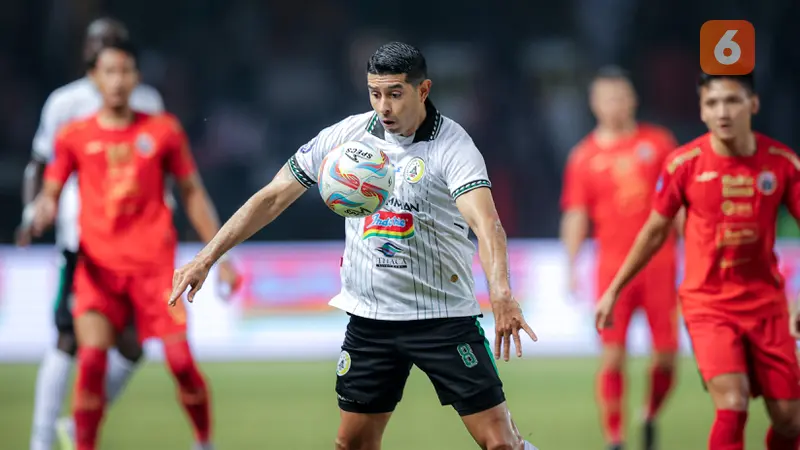 Pemain PSS Sleman Esteban Vizcarra