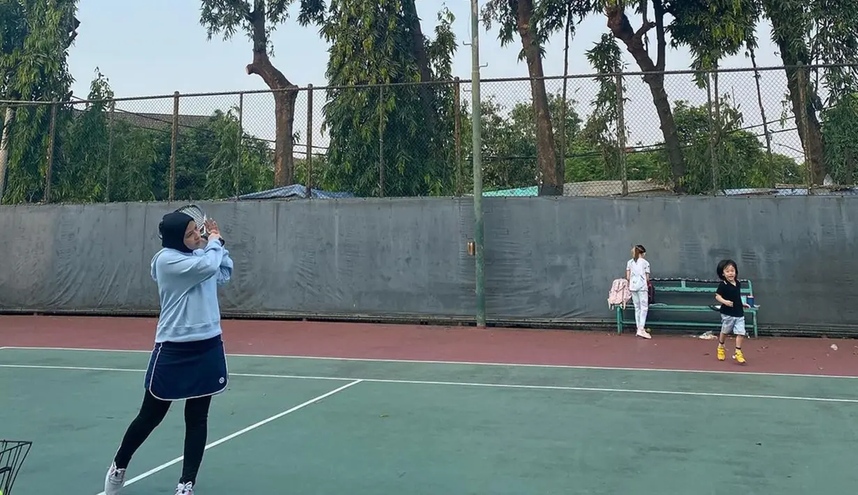 Beberapa momen Natasha Rizky sering bermain tenis. Gayanya saat main tenis ini curi perhatian. Banyak yang menyebut perempuan berusia 28 tahun saat bermain tenis bergaya simpel tapi menawan.  (Liputan6.com/IG/@natasharizkynew)