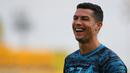 Pemain Al Nassr, Cristiano Ronaldo tertawa saat sesi latihan yang berlangsung di Mrsool Park, Arab Saudi, Jumat (13/01/2023) waktu setempat. (Twitter/@AlNassrFC)
