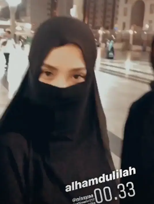 Ibu dari Rayyanza dan Rafathar ini sangat lega dan merasa tenang ketika jalankan ibadah umrah. Nagita Slavina saat tampil bercadar ini bikin para fansnya ramai mengomentari. Warganet menyebut Nagita tetap pancarkan aura cantik meski bercadar. (Liputan6.com/IG/raffinagita1717)