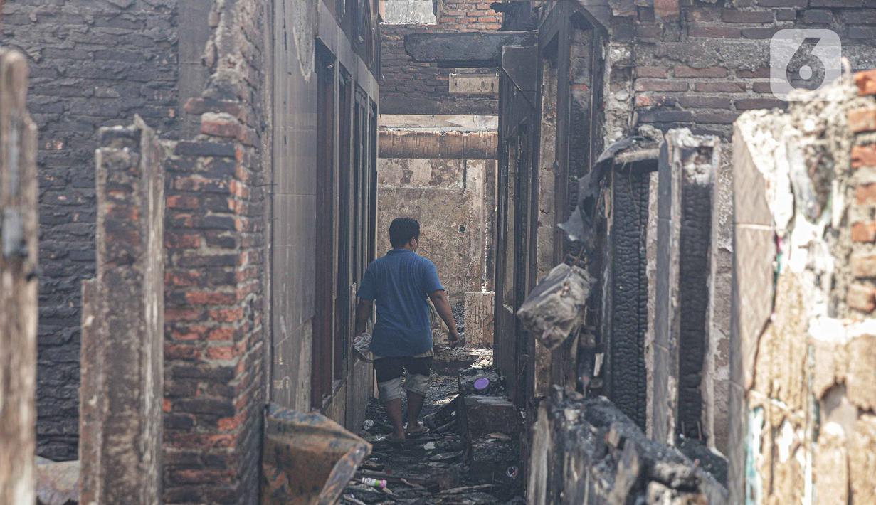 <p>Seorang warga membersihkan puing sisa kebakaran yang melanda kawasan Pasar Gembrong, Jakarta, Senin (25/4/2022). Sebanyak  400 Rumah dan Bangunan hangus terbakar dan  total kerugian akibat insiden kebakaran tersebut Ditaksir senilai Rp1,5 Miliar. (Liputan6.com/Faizal Fanani)</p>