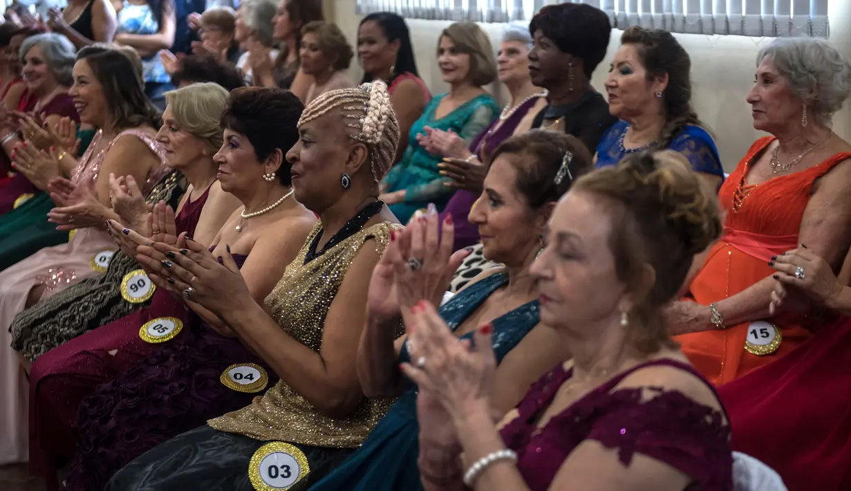 Sejumlah kontestan mengikuti kontes kecantikan untuk wanita lansia menjelang Hari Ibu, di Sao Paulo, Brasil (10/5). Acara yang digelar bersamaan dengan penyelenggaraan hari Ibu ini mendapat sambutan meriah dari kaum lansia Brasil. (AFP/Nelson Almeida)