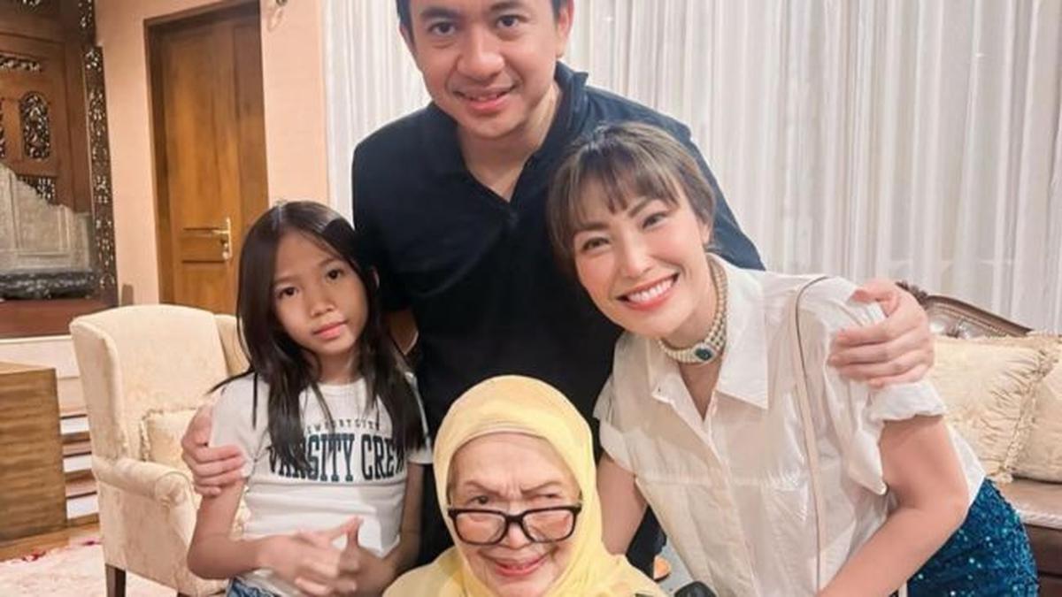Ayu Dewi Berduka, Rugayah Pusadan Gobel Nenek dari Keluarga Regi Datau Tutup Usia