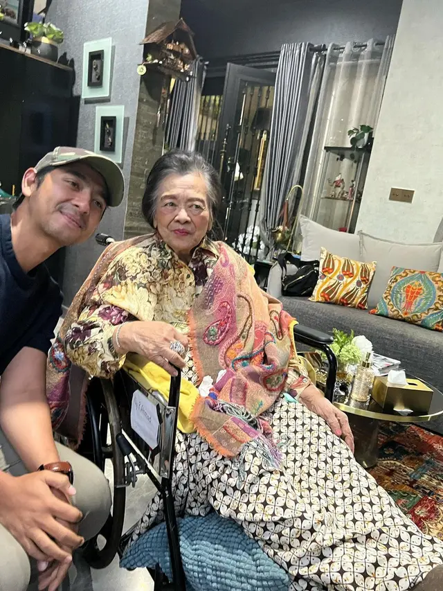 Ngefans Aldebaran, Ini 6 Momen Nenek Raffi Ahmad Dijenguk Arya Saloka