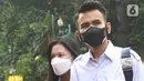 Pegiat media sosial Adam Deni Toba tiba di Polda Metro Jaya, Jakarta, Sabtu (14/08/2021).  Kedatangan Adam Deni untuk menghadiri proses mediasi dengan I Gede Ary Astina alias Jerinx dalam menyelesaikan kasus dugaan pengancaman. (Liputan6.com/Herman Zakharia)