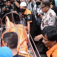 Polisi menemukan 11 korban yang disekap di kamar mandi ukuran 1,5 x 1,5 meter, Pulogadung, Jakarta, Selasa (27/12). Enam korban meninggal diduga akibat kehabisan oksigen. (Liputan6.com/Faizal Fanani)