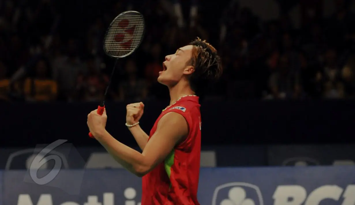 Tunggal putra Jepang, Kento Momata melakukan selebrasi usai mengalahkan Jan O Jorgensen asal Denmark di final BCA Indonesia Open Superseries Premier 2015 di Jakarta, Minggu (7/6/2015). Kento menang 16-21, 21-19, 21-7. (Liputan6.com/Andrian M Tunay)