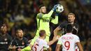 Aksi kiper Monaco, Danijel Subasic mengamankan bola dari kejaran pemain CSKA Moscow pada laga grup E Liga Champions di Louis II Stadium, Monaco (2/11/2016). Monaco menang 3-0. (AFP/Valery Hache)