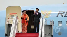 Presiden Jokowi (kanan) dan Ibu Negara, Iriana melambaikan tangan sebelum bertolak memulai kunjungan kenegaraan dengan pesawat kepresidenan di Bandara Halim Perdanakusuma, Jakarta, Minggu (22/3/2015). (Liputan6.com/Faizal Fanani)