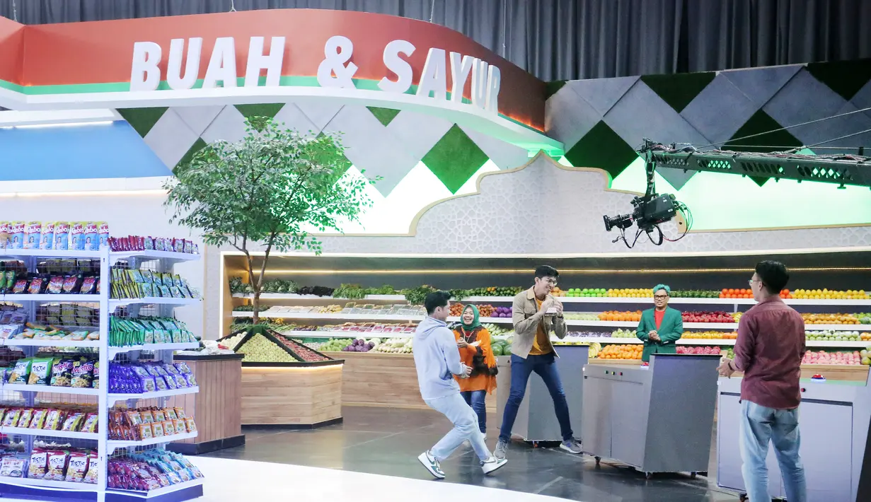 Dalam acara ini, akan ada 5 tim yang dipilih untuk berbagai games hingga terpilih 3 tim terbaik. Setiap tim terpilih akan berlomba memenangkan hadiah dengan cara menjawab kuis seputar supermarket. [Foto: Bambang E Ros/Fimela.com]