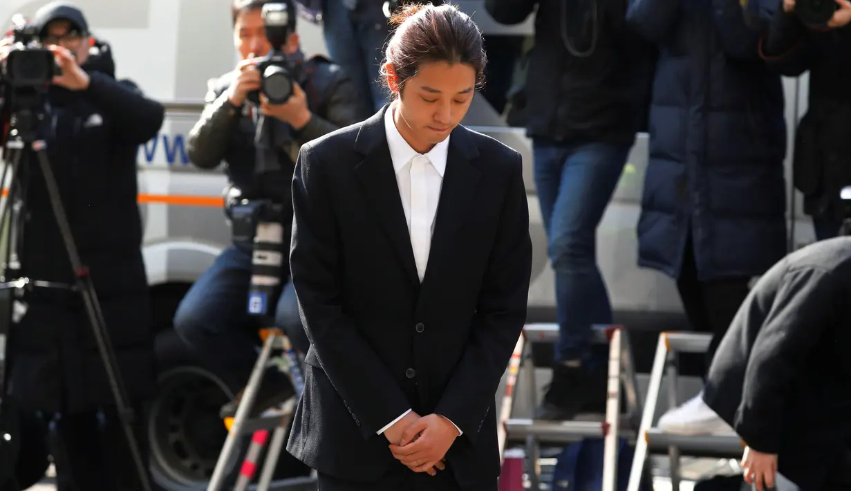 Penyanyi Korea Selatan, Jung Joon Young tiba untuk menjalani pemeriksaan di Kantor Polisi Metro Seoul, Kamis (14/3). Jung Joon Young dituduh melakukan rekaman  secara ilegal dan membagikannya di media sosial. (REUTERS/Kim Hong-Ji)