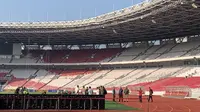 Momen Ketua Umum PSSI Erick Thohir meninjau kondisi rumput lapangan Stadion Utama Gelora Bung Karno (SUGBK) jelang laga Kualifikasi Piala Dunia 2026 pada Rabu (5/5/2024). (Liputan6.com/Melinda Indrasari)