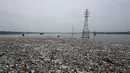 <p>Sampah yang mengapung terlihat di sungai di daerah banjir setelah hujan lebat di pinggiran Beijing, di daerah perbatasan antara Beijing dan provinsi Hebei, pada 2 Agustus 2023. (AFP/Giok Gao)</p>