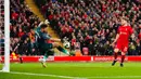 Kiper Derby County Joe Wildsmith menghalau tendangan pemain Liverpool Harvey Elliot pada pertandingan sepak bola Piala Liga Inggris atau Carabao Cup di Stadion Anfield, Liverpool, Inggris, 9 November 2022. Liverpool  menyingkirkan Derby County lewat adu penalti dengan skor 3-2. (AP Photo/Jon Super)