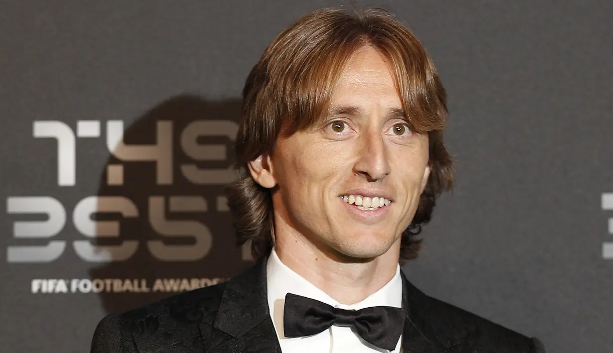 Pemain Real Madrid asal Kroasia, Luka Modric, menghadiri penganugerahan Pemain Terbaik FIFA 2018 di London, Senin (24/9/2018). Dirinya mampu mematahkan dominasi Cristiano Ronaldo dan Lionel Messi. (AFP/Adrian Dennis)