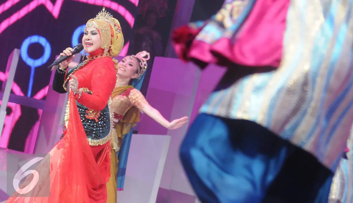 Penampilan Elvi Sukaesih saat Indonesian Dangdut  Award  2016  di Studio 6 Emtek, Jakarta, Rabu (9/11). IDA  2016 merupakan ajang pemberian penghargaan kepada mereka yang  berjasa dalam dunia musik  dangdut Indonesia. (Liputan6.com/Helmi Afandi)