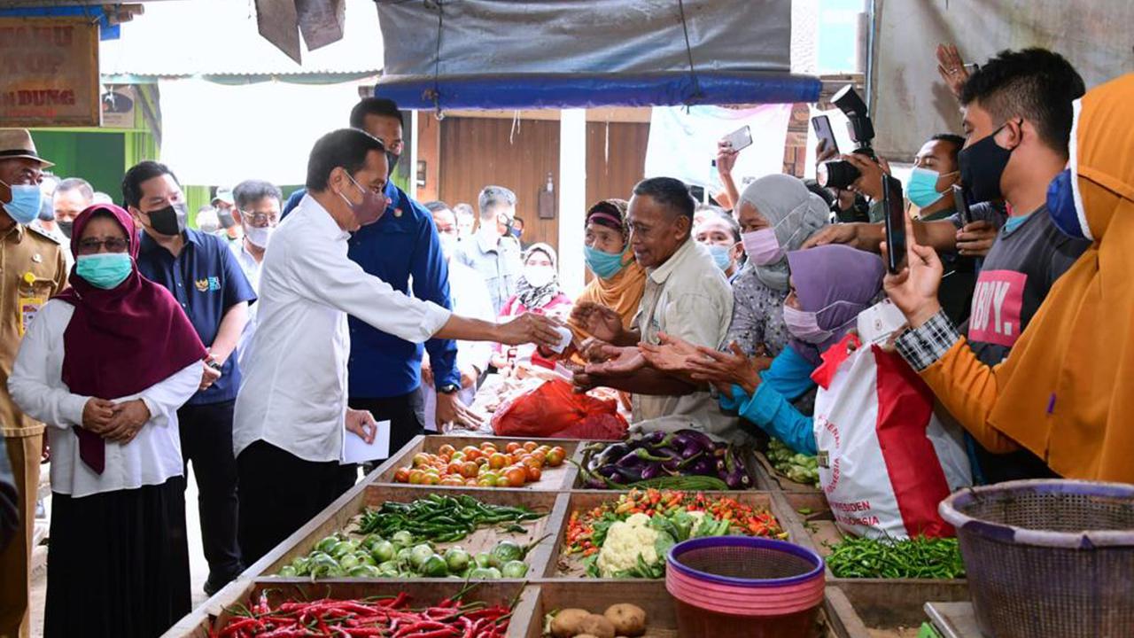 FOTO: Presiden Jokowi Serahkan Bansos untuk Pacu Pertumbuhan Ekonomi dan Jaga Daya Beli Masyarakat