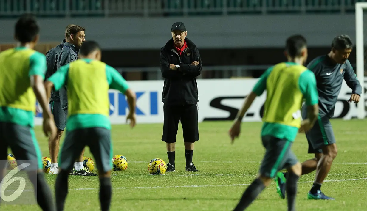 Pelatih Timnas Indonesia, Alfred Riedl (tengah) melihat proses latihan timnya jelang laga pertama semifinal Piala AFF 2016 di Stadion Pakansari, Bogor (2/12). Indonesia akan berlaga melawan Vietnam pada Sabtu (3/12). (Liputan6.com/Helmi Fithriansyah)